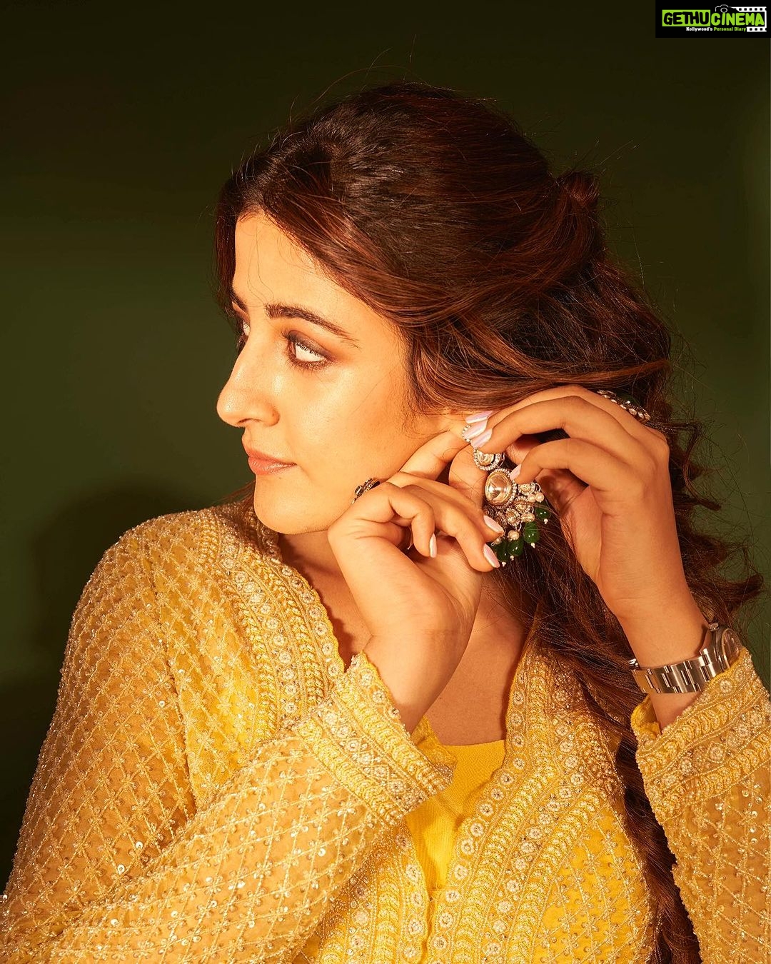 Nupur Sanon Instagram - Morning SUNSHINE🌻☺️💛 • TNR Promotions Team Sara : Hmu - @makeupbydevanshii Styled by - @ashwin_ash1 & @hassankhan_3 Style team - @ahmedxmirza Outfit - @couturebyniharika @perniaspopupshop Jewellery- @shopriyaaofficial Shot by - @visualaffairs_va