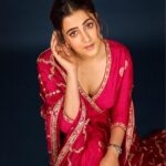 Nupur Sanon Instagram - Ve chunni meri rangde lallariya Mere yaar di gaddi de naal di🔥 Haha couldn’t find a more apt song for these pics!🤭 Team Sara : Mua : @makeupbydevanshii ☺️ Styled by fav 💕 @ashwin_ash1 & @hassankhan_3 Style team - @ahmedxmirza Outfit - @punitbalanaofficial @perniaspopupshop Jewellery- @shopriyaaofficial Shot by - @pranav.foto #TNRPromotions #Day2