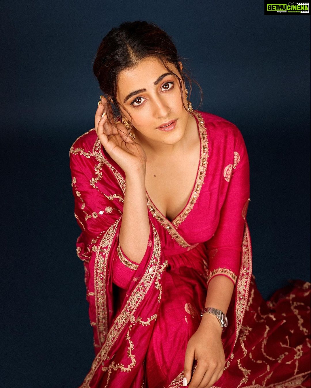 Nupur Sanon Instagram - Ve chunni meri rangde lallariya Mere yaar di gaddi de naal di🔥 Haha couldn’t find a more apt song for these pics!🤭 Team Sara : Mua : @makeupbydevanshii ☺️ Styled by fav 💕 @ashwin_ash1 & @hassankhan_3 Style team - @ahmedxmirza Outfit - @punitbalanaofficial @perniaspopupshop Jewellery- @shopriyaaofficial Shot by - @pranav.foto #TNRPromotions #Day2