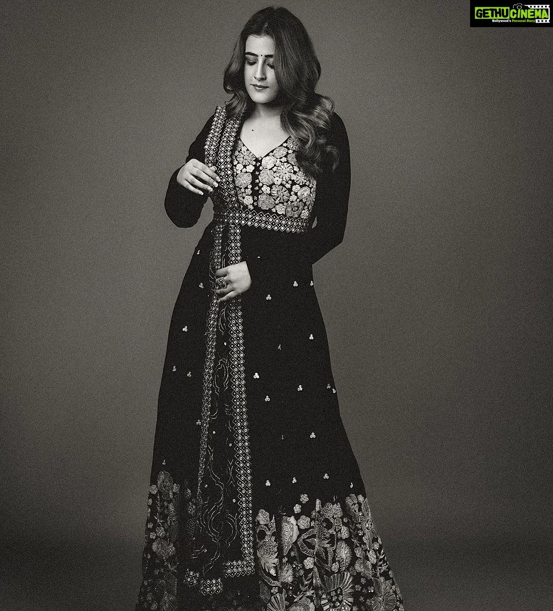 Nupur Sanon Instagram - Bindi and kajal…sometimes simplicity is enough, haina? 🖤👁️ • Team Sara : Hmu : @makeupbydevanshii Styled by - @ashwin_ash1 & @hassankhan_3 Style team - @ahmedxmirza Outfit - @mishruofficial Jewellery- @shopriyaaofficial Shot by - @pranav.foto