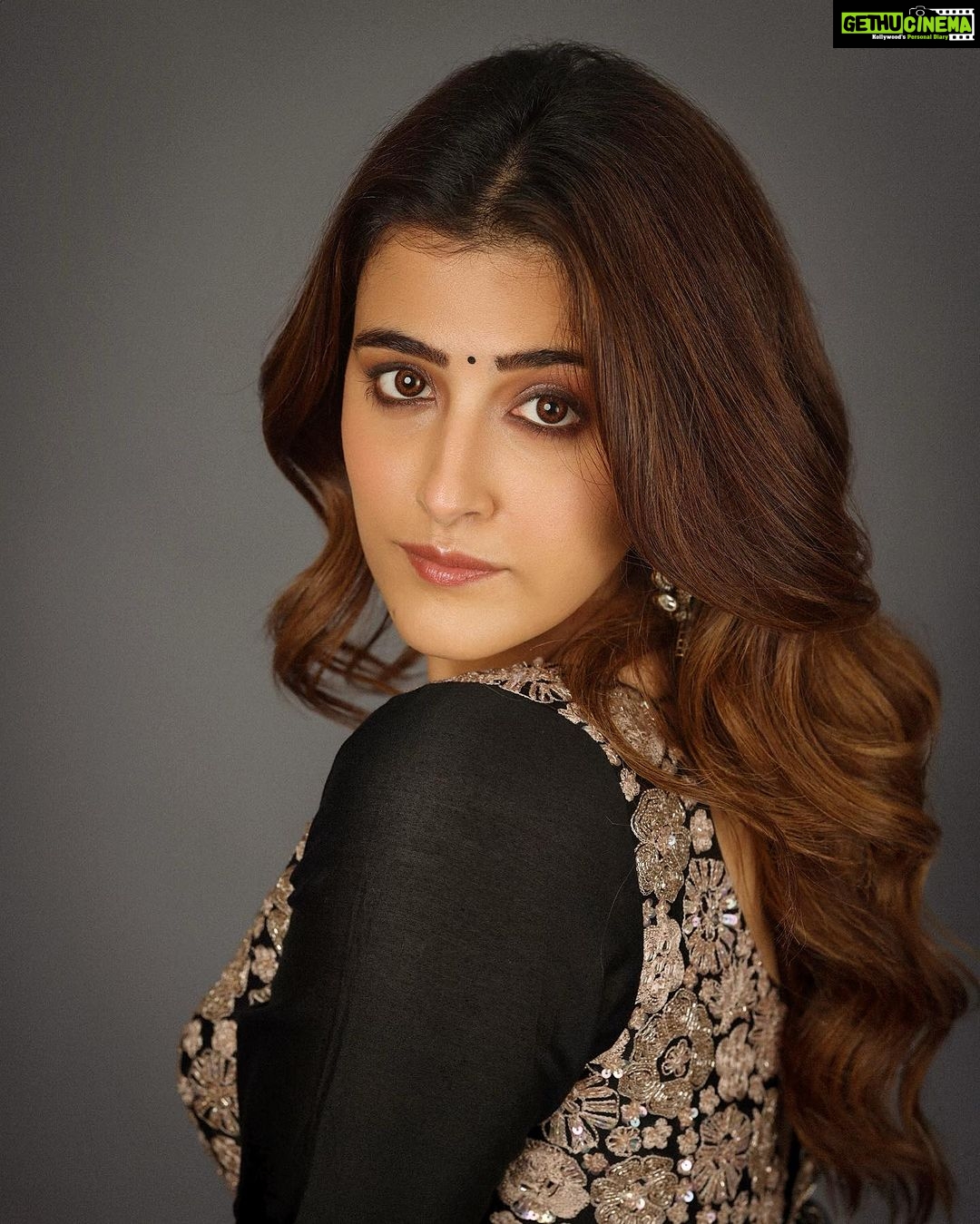 Nupur Sanon Instagram - SARA up-close for you with all the ‘feels’ in the eyes…👀❤️😌 • Team Sara : Hmu : @makeupbydevanshii Styled by - @ashwin_ash1 & @hassankhan_3 Style team - @ahmedxmirza Outfit - @mishruofficial Jewellery- @shopriyaaofficial Shot by - @pranav.foto