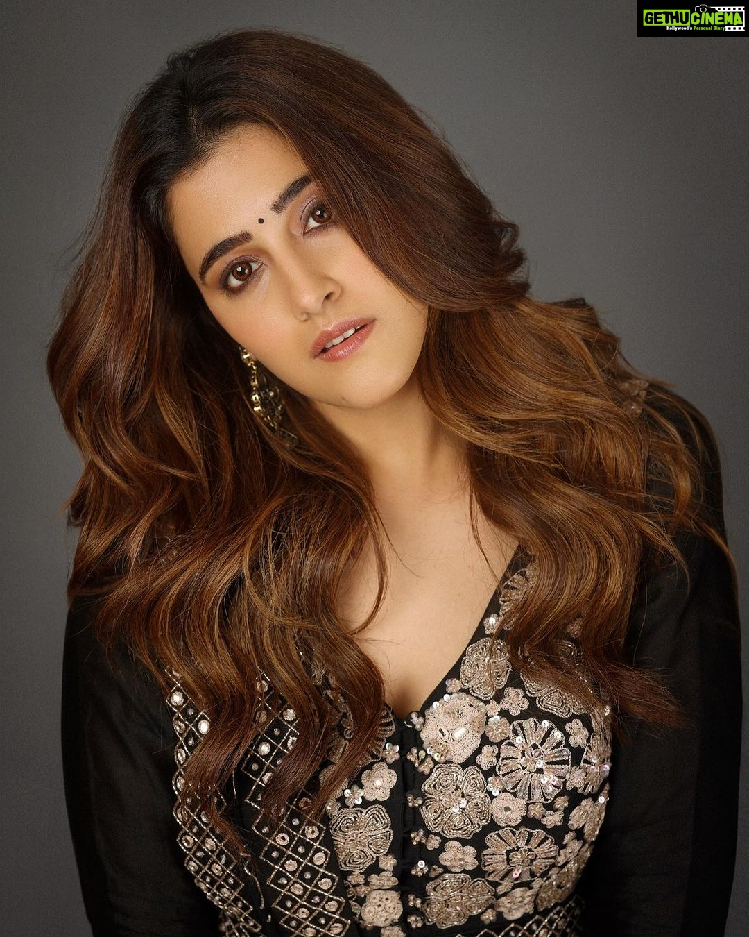 Nupur Sanon Instagram - SARA up-close for you with all the ‘feels’ in the eyes…👀❤️😌 • Team Sara : Hmu : @makeupbydevanshii Styled by - @ashwin_ash1 & @hassankhan_3 Style team - @ahmedxmirza Outfit - @mishruofficial Jewellery- @shopriyaaofficial Shot by - @pranav.foto