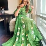 Nupur Sanon Instagram - Hath ta phado 🤝🏻 Kade ni chhad da yaar ni Tere ton dawaan jaan vaar ni Tussi hukkum karo🔥👸🏻 #Punjaban👑 • Outfit : @baavli Sourced by : @vblitzcommunications