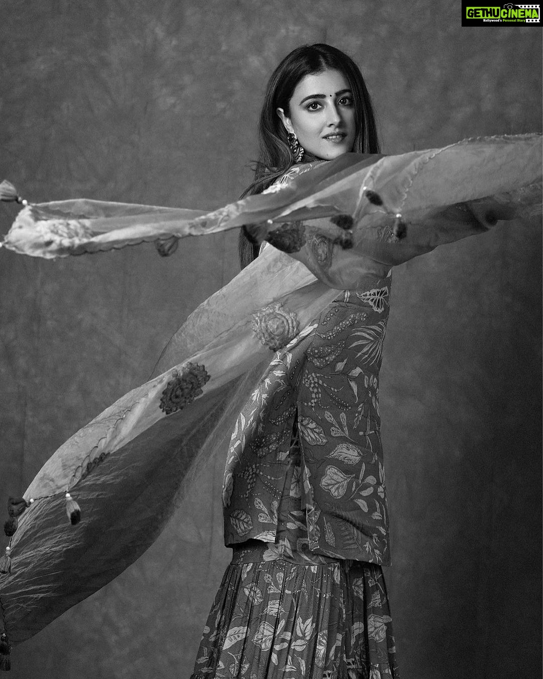 Nupur Sanon Instagram - SARAβ€οΈπ€ππ€π β’ Hmu - @makeupbydevanshii Styled by - @ashwin_ash1 & @hassankhan_3 Style team - @ahmedxmirza Outfit - @store.niam Jewellery- @houseofqc Shot by - @pranav.foto