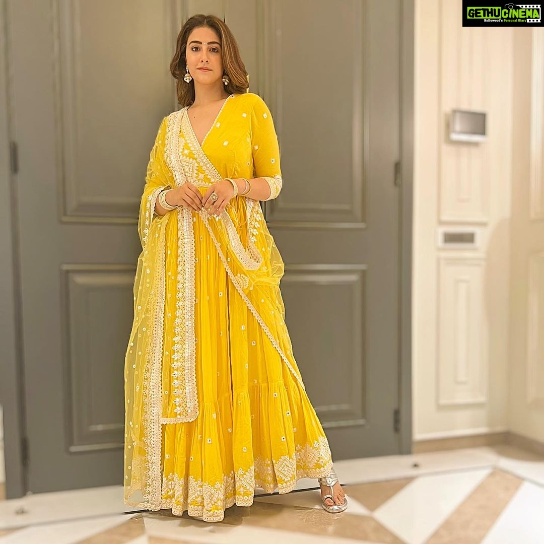 Nupur Sanon Instagram - Ek dum Fida hai re? ☺️👱🏻♀️☀️❤️ • • Outfit- @preevinofficial Jewellery- @minerali_store @viviniabyvidhimehra @offbeatmediain Kolhapuris- @aprajitatoorofficial Styled by- @sukritigrover Styling team- @vanigupta.23 @jivikasetpal