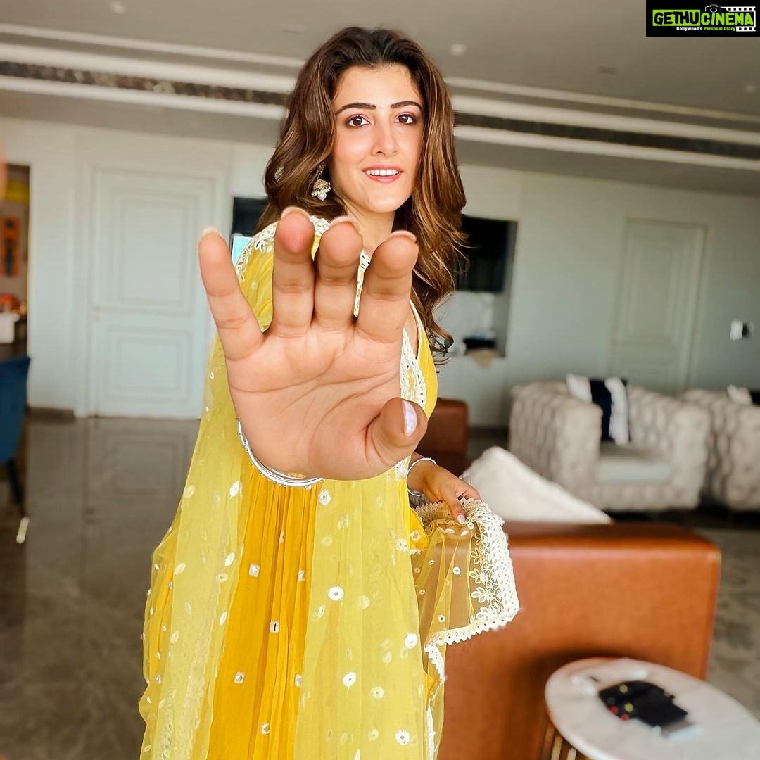 Nupur Sanon Instagram - Ek dum Fida hai re? ☺️👱🏻♀️☀️❤️ • • Outfit- @preevinofficial Jewellery- @minerali_store @viviniabyvidhimehra @offbeatmediain Kolhapuris- @aprajitatoorofficial Styled by- @sukritigrover Styling team- @vanigupta.23 @jivikasetpal