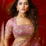 Nusraat Faria Instagram - Wo mere khayalon main nahi Duaon main rehta hai... Makeover by @zahidkhanbridalmakeover Saree by @meherofficials
