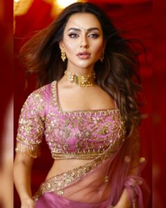 Nusraat Faria Instagram - Wo mere khayalon main nahi
Duaon main rehta hai...

Makeover by @zahidkhanbridalmakeover 
Saree by @meherofficials