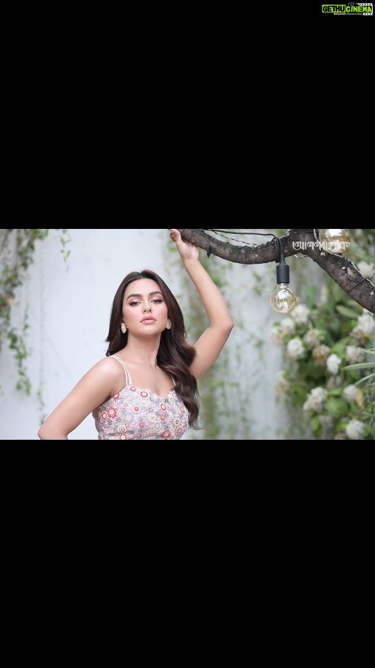 Nusraat Faria Instagram - আনন্দলোক পূজাবার্ষিকী ft নুসরত ফারিয়া ফোটোগ্রাফি : শিলাদিত্য দত্ত ভিডিও : বিপ্রদীপ চক্রবর্তী মেকআপ : সোমা সাহা হেয়ার: সাধভিকা দেবশর্মা স্টাইলিং : নীল সাহা পোশাক : ওনায়া গয়না : অ্যাড্রস ক্রিয়েশনস লোকেশন : দ্য পার্ক, কলকাতা The Park Hotel, Park Street