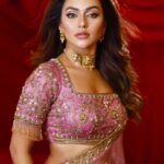 Nusraat Faria Instagram - Wo mere khayalon main nahi Duaon main rehta hai... Makeover by @zahidkhanbridalmakeover Saree by @meherofficials