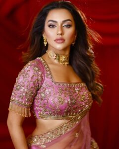Nusraat Faria Instagram - Wo mere khayalon main nahi
Duaon main rehta hai...

Makeover by @zahidkhanbridalmakeover 
Saree by @meherofficials