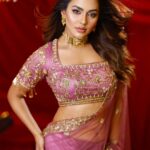 Nusraat Faria Instagram - Wo mere khayalon main nahi Duaon main rehta hai... Makeover by @zahidkhanbridalmakeover Saree by @meherofficials