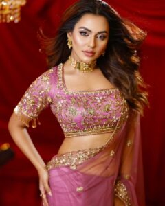 Nusraat Faria Instagram - Wo mere khayalon main nahi
Duaon main rehta hai...

Makeover by @zahidkhanbridalmakeover 
Saree by @meherofficials