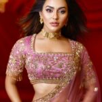 Nusraat Faria Instagram - Wo mere khayalon main nahi Duaon main rehta hai... Makeover by @zahidkhanbridalmakeover Saree by @meherofficials