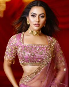 Nusraat Faria Instagram - Wo mere khayalon main nahi
Duaon main rehta hai...

Makeover by @zahidkhanbridalmakeover 
Saree by @meherofficials