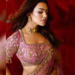 Nusraat Faria Instagram - Wo mere khayalon main nahi Duaon main rehta hai... Makeover by @zahidkhanbridalmakeover Saree by @meherofficials