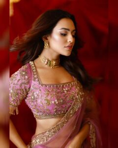 Nusraat Faria Instagram - Wo mere khayalon main nahi
Duaon main rehta hai...

Makeover by @zahidkhanbridalmakeover 
Saree by @meherofficials