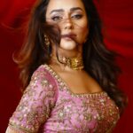 Nusraat Faria Instagram - Wo mere khayalon main nahi Duaon main rehta hai... Makeover by @zahidkhanbridalmakeover Saree by @meherofficials