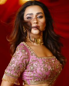 Nusraat Faria Instagram - Wo mere khayalon main nahi
Duaon main rehta hai...

Makeover by @zahidkhanbridalmakeover 
Saree by @meherofficials