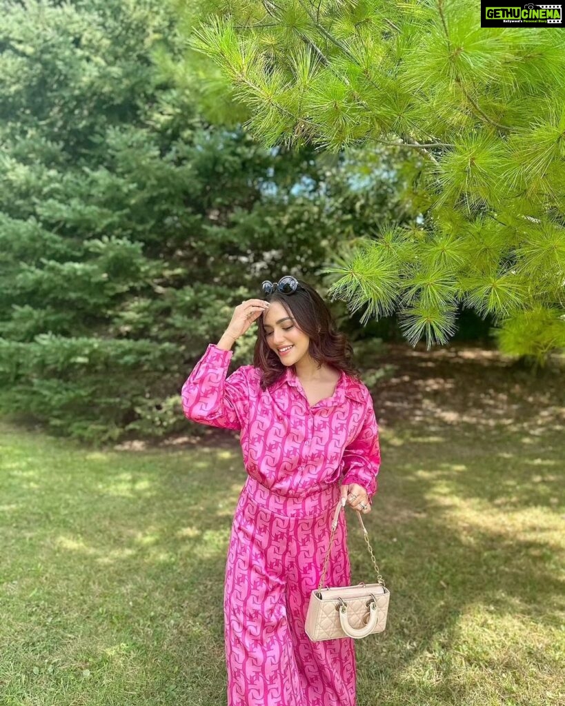 Nusraat Faria Instagram - This is the only colorful thing I have in my life right now... Toronto, Ontario