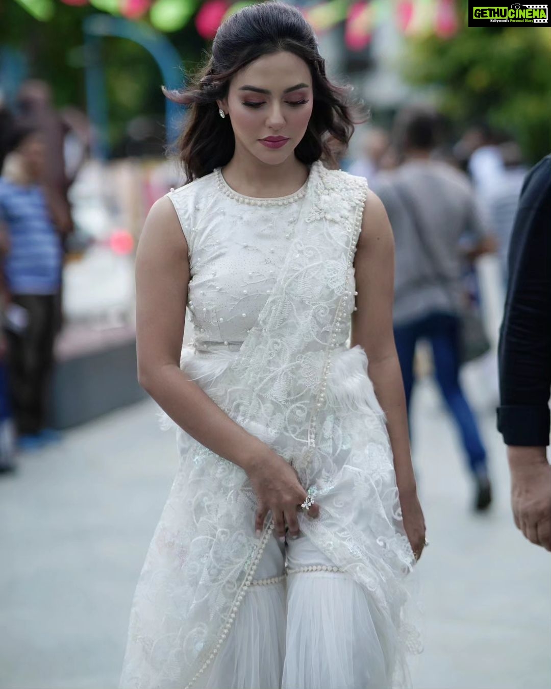Nusraat Faria Instagram - Let’s face it; we’re both addicted to this thing called "white" Wearing @nabila.boutiques by @drnabilanabi for 5th Bangladesh Film Festival, kolkata. 📷 @sahil_paswan_2646_ Location @raajkutir Kolkata