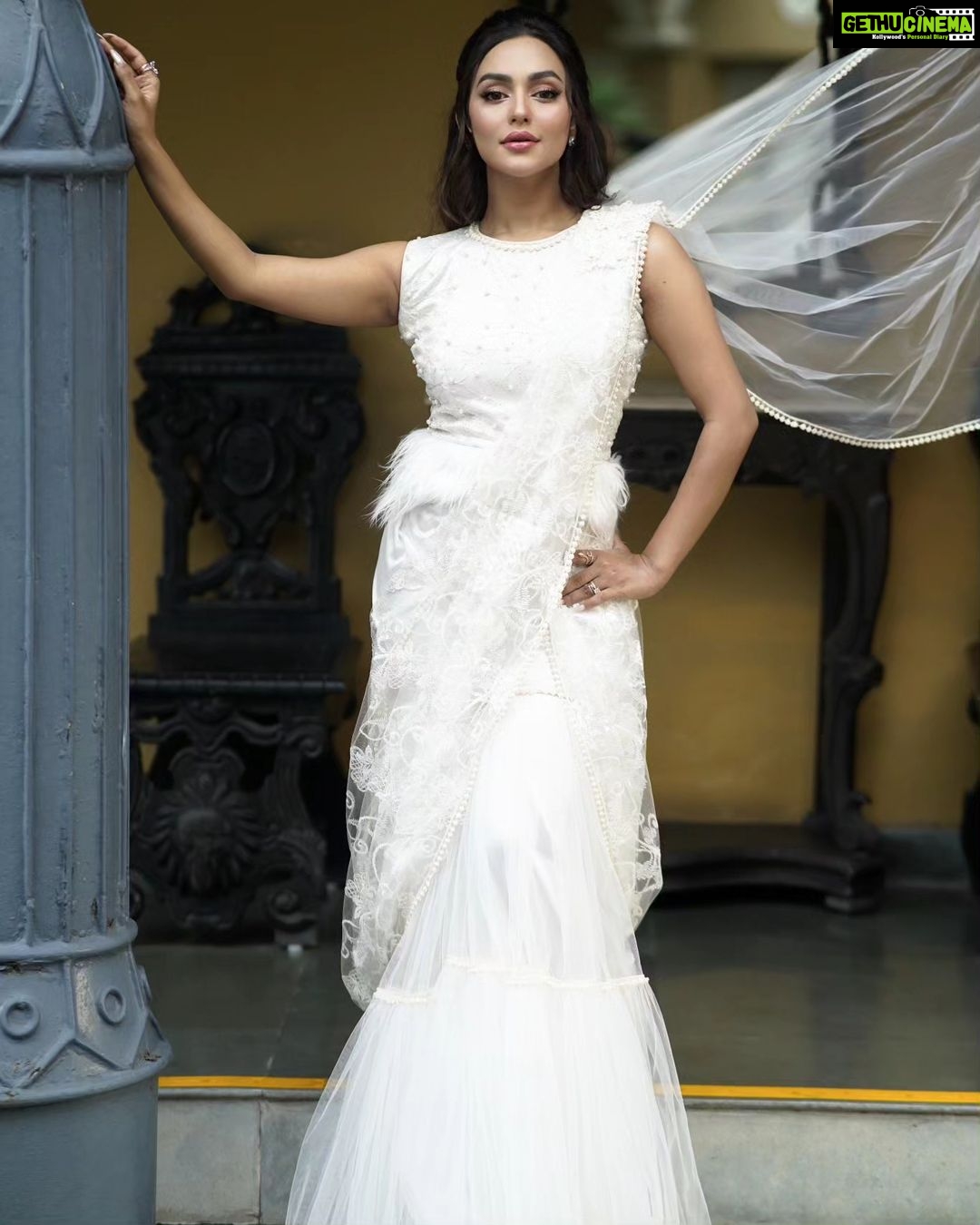 Nusraat Faria Instagram - Let’s face it; we’re both addicted to this thing called "white" Wearing @nabila.boutiques by @drnabilanabi for 5th Bangladesh Film Festival, kolkata. 📷 @sahil_paswan_2646_ Location @raajkutir Kolkata