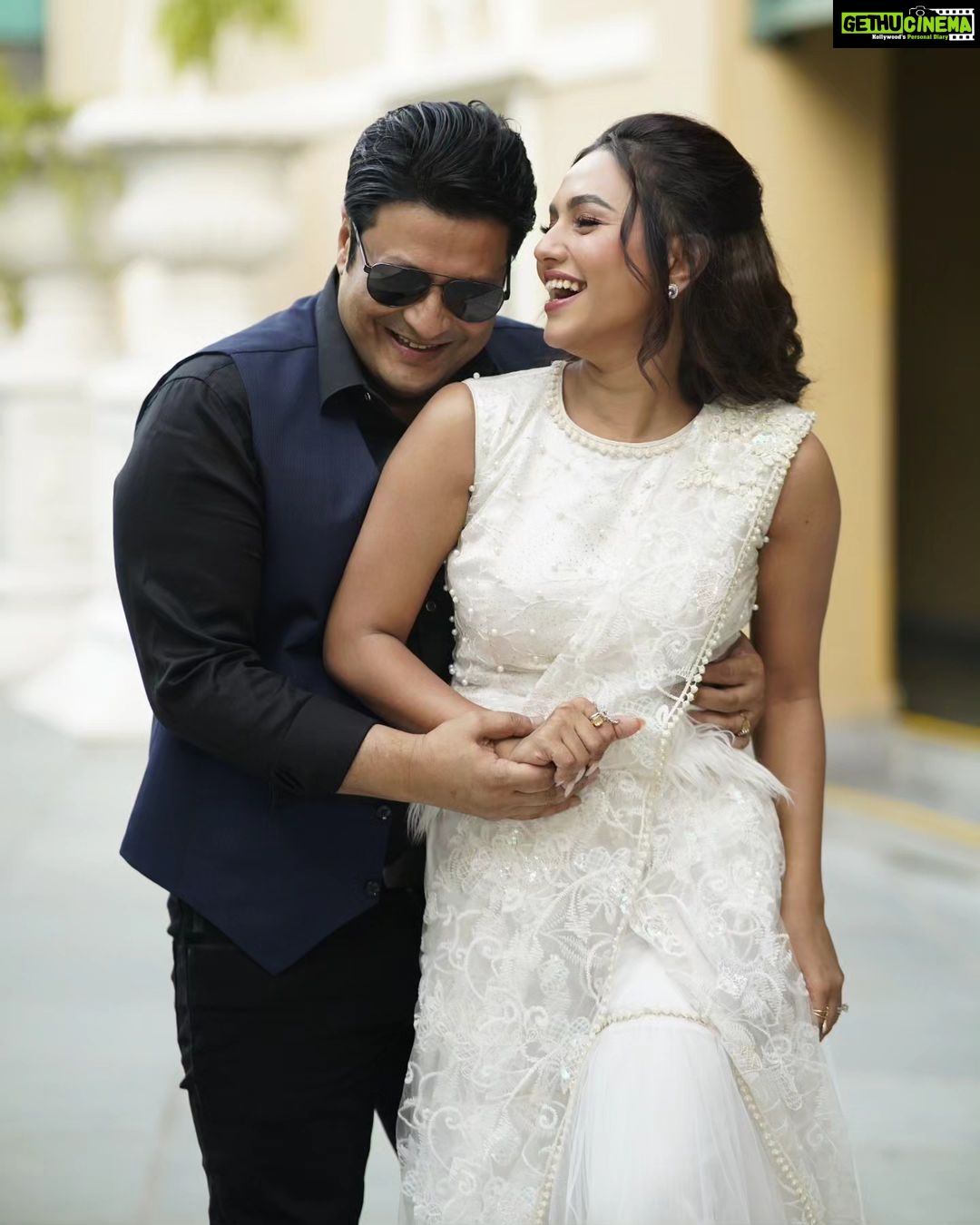Nusraat Faria Instagram - Let’s face it; we’re both addicted to this thing called "white" Wearing @nabila.boutiques by @drnabilanabi for 5th Bangladesh Film Festival, kolkata. 📷 @sahil_paswan_2646_ Location @raajkutir Kolkata