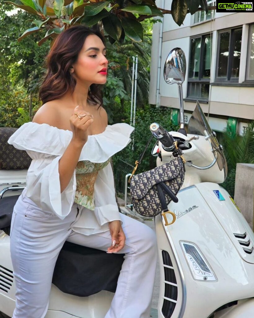 Nusraat Faria Instagram - “Mood: calm and unbothered Hair color by @galamakeover_by_navinahmed By @navinahmed_official Istanbul, Turkey