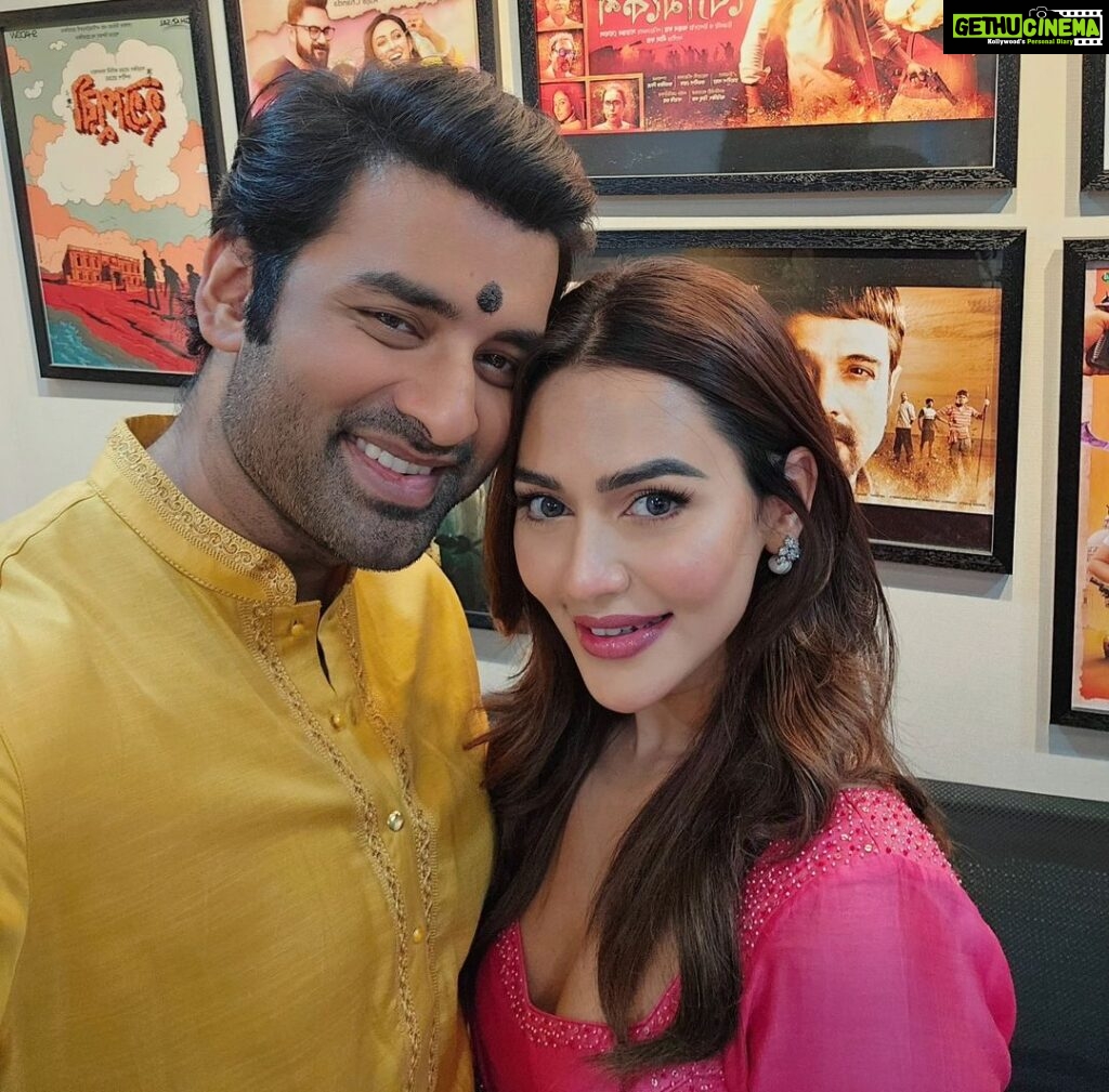 Nusraat Faria Instagram - And finally, it's out for you all. #AbarBibahoObhijaan just got released all over West Bengal. #25thmay #AbarBibahoObhijaan