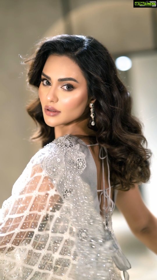 Nusraat Faria Instagram - You could it have it all... @navinahmed_official @drnabilanabi @nabila.boutiques @galamakeover_by_navinahmed @syedshahewar.hussain.7