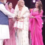 Nusraat Faria Instagram - Finally making her proud❤️ Thanks to @rtvonline for giving this award to my mother.