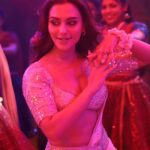Nusraat Faria Instagram - হাসি পায় পায় হাসি তোদের মিঠা কথাতে..