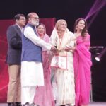 Nusraat Faria Instagram - Finally making her proud❤️ Thanks to @rtvonline for giving this award to my mother.