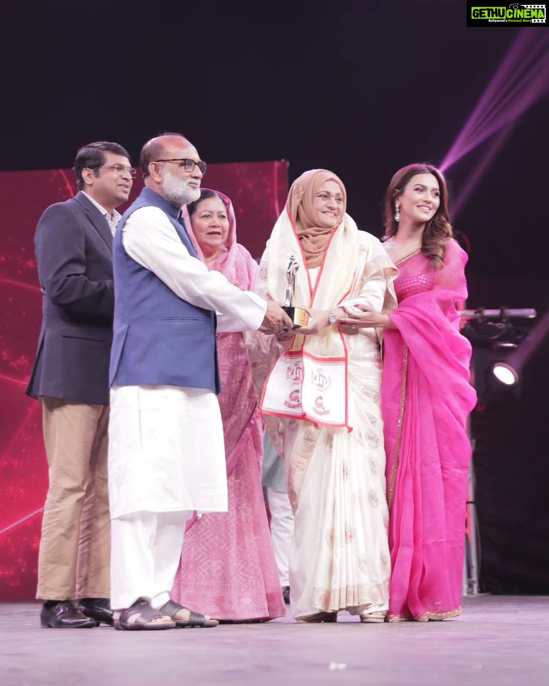 Nusraat Faria Instagram - Finally making her proud❤️ Thanks to @rtvonline for giving this award to my mother.