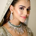 Nusraat Faria Instagram - کب نہیں ناز اُٹھائے ہیں تمہارے میں نے دیکھو آنچل پے سجاے ہیں ستارے میں