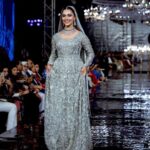 Nusraat Faria Instagram - کب نہیں ناز اُٹھائے ہیں تمہارے میں نے دیکھو آنچل پے سجاے ہیں ستارے میں