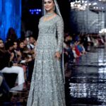 Nusraat Faria Instagram - کب نہیں ناز اُٹھائے ہیں تمہارے میں نے دیکھو آنچل پے سجاے ہیں ستارے میں