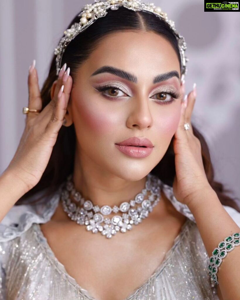 Nusraat Faria Instagram - My all-time gratitude to my super glam team for making my look absolutely myself in My every Events. My fav @zahidkhanbridalmakeover And my dearest @drnabilanabi ❤️❤️ PC @mh_bipu Today at National award 🌟