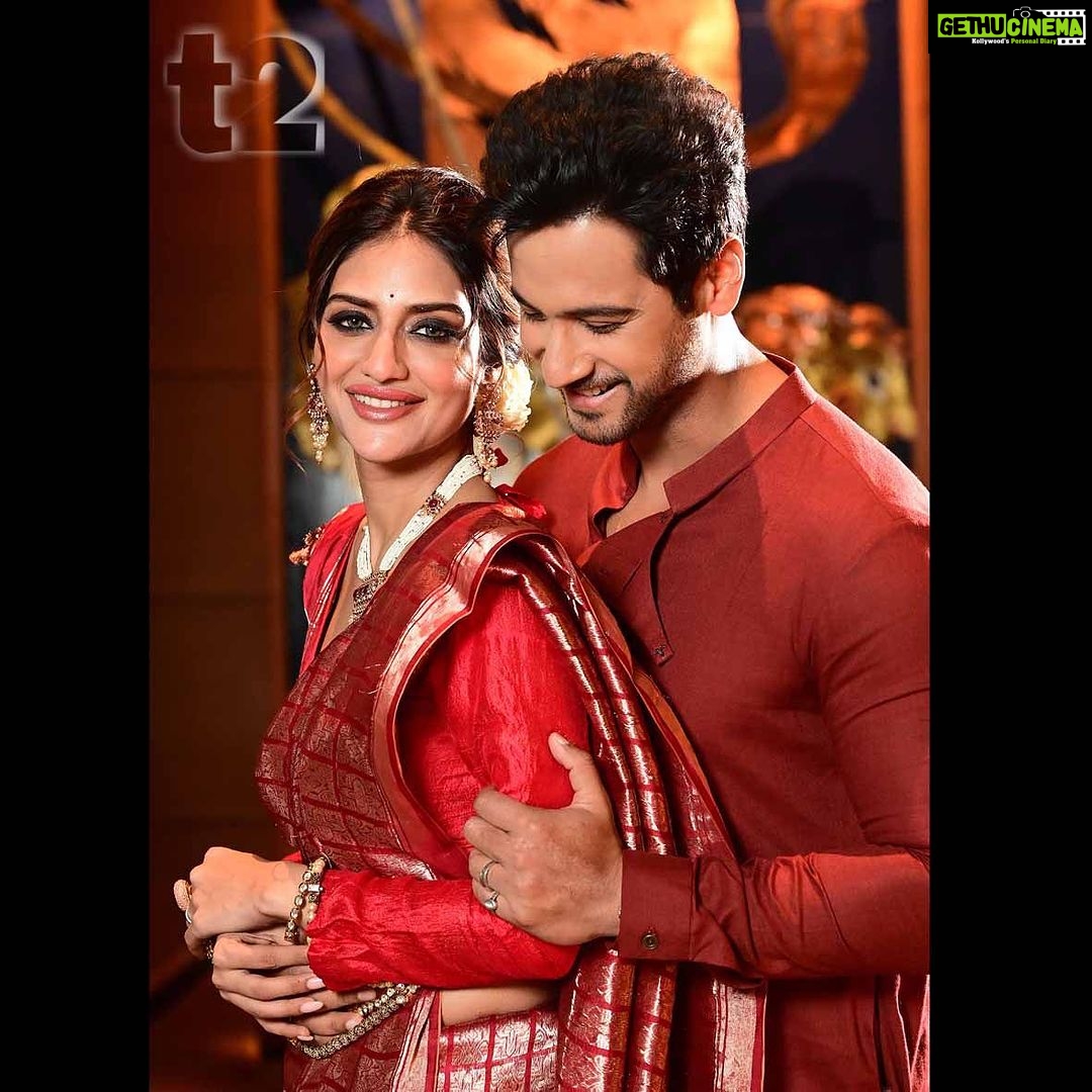 Nusrat Jahan Instagram - Nussrat Jahan and Yash Dasguptaa dress up in a splash of cheerful colours this Durga Puja, for t2 @nusratchirps @yashdasgupta @nehagandhibinrajka @sahababusona @ginni_love21 @houseofmasaba @gramofink @jayantireddylabel @bombaim2009 @soumitra_mondal_marg @tajcitycentrenewtown @therohanarora #DurgaPuja #celebs #cutecouple #festivefashion