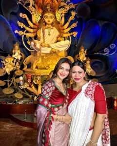 Nusrat Jahan Instagram - সুখের স্মৃতি রেখো মনে
মিশে থেকো আপনজনে
মান অভিমান সকল ভুলে
আশার প্রদীপ রেখো জ্বেলে
মা আসবে এই আশা রেখে
সবাই মিলে থেকো সুখে।
শুভ বিজয়া 🙏🏻🙏🏻🤗