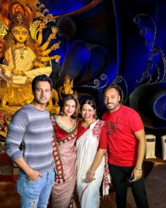 Nusrat Jahan Instagram - সুখের স্মৃতি রেখো মনে
মিশে থেকো আপনজনে
মান অভিমান সকল ভুলে
আশার প্রদীপ রেখো জ্বেলে
মা আসবে এই আশা রেখে
সবাই মিলে থেকো সুখে।
শুভ বিজয়া 🙏🏻🙏🏻🤗