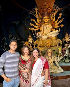 Nusrat Jahan Instagram - সুখের স্মৃতি রেখো মনে মিশে থেকো আপনজনে মান অভিমান সকল ভুলে আশার প্রদীপ রেখো জ্বেলে মা আসবে এই আশা রেখে সবাই মিলে থেকো সুখে। শুভ বিজয়া 🙏🏻🙏🏻🤗
