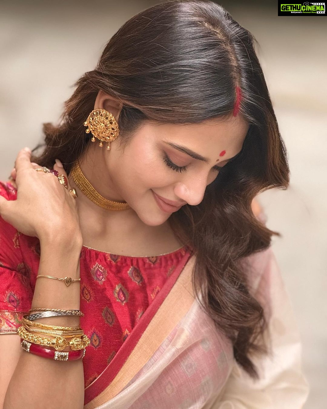 Nusrat Jahan Instagram - শুভ মহা অষ্টমীর আন্তরিক শুভেচ্ছা ও অভিনন্দন 🙏🏻