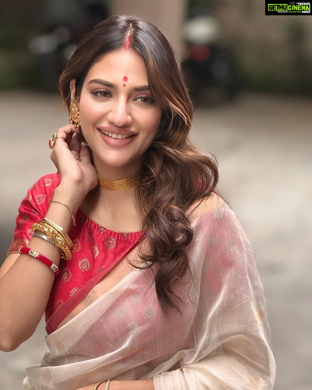 Nusrat Jahan Instagram - শুভ মহা অষ্টমীর আন্তরিক শুভেচ্ছা ও অভিনন্দন 🙏🏻