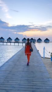 Nusrat Jahan Instagram - The kind of Pick n Drop service I like 😄
The Hand front & behind the video @yashdasgupta 😂

#vacation #trendingsongs #beachlife #gratitude #blessed #🧿