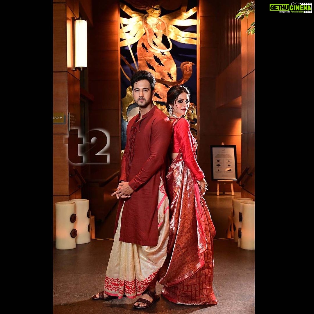 Nusrat Jahan Instagram - Nussrat Jahan and Yash Dasguptaa dress up in a splash of cheerful colours this Durga Puja, for t2 @nusratchirps @yashdasgupta @nehagandhibinrajka @sahababusona @ginni_love21 @houseofmasaba @gramofink @jayantireddylabel @bombaim2009 @soumitra_mondal_marg @tajcitycentrenewtown @therohanarora #DurgaPuja #celebs #cutecouple #festivefashion