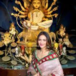Nusrat Jahan Instagram - সুখের স্মৃতি রেখো মনে মিশে থেকো আপনজনে মান অভিমান সকল ভুলে আশার প্রদীপ রেখো জ্বেলে মা আসবে এই আশা রেখে সবাই মিলে থেকো সুখে। শুভ বিজয়া 🙏🏻🙏🏻🤗
