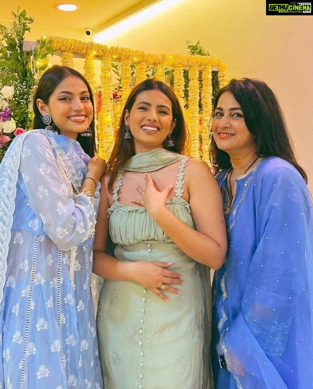 Pakhi Hegde Instagram - वक्रतुण्ड महाकाय सूर्यकोटी समप्रभ निर्वीघ्नम कुरुमे देव सर्वकार्येशु सर्वदा🙌 हे गजानना आम्हा सर्वान्वर आपली कृपादृष्टि थेवा🙌 #गणपति२०२३ .. . . Styled : @tiara_gal @akansha.27 Outfit : @sayarishofficial @echo101pr Assisted by : @stylebypriyankaa #ganapati #2023 #love #pakkhi #pakkhihegde #pakhi #pakhihegde #love #blessings Aamchi Mumbai