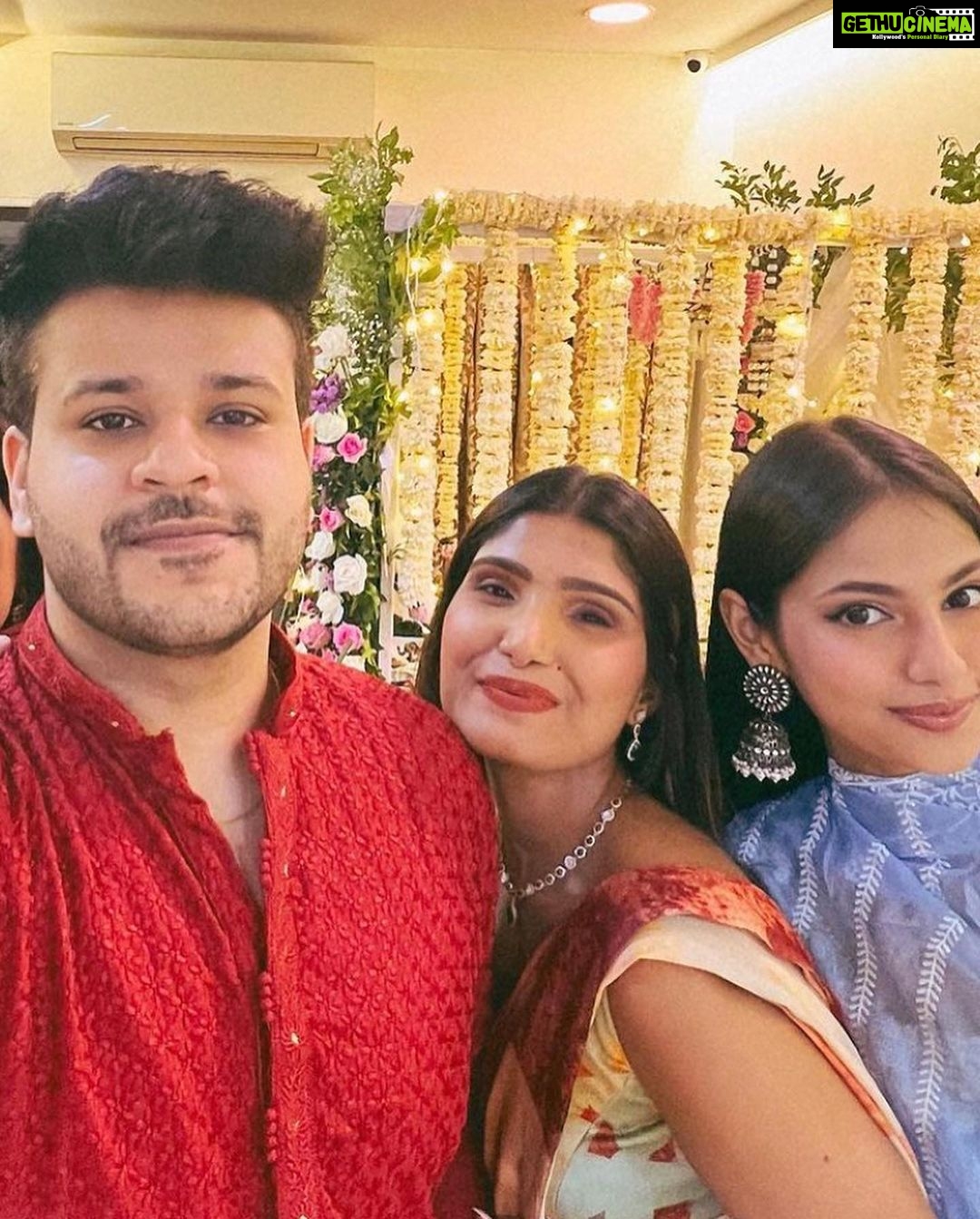 Pakhi Hegde Instagram - वक्रतुण्ड महाकाय सूर्यकोटी समप्रभ निर्वीघ्नम कुरुमे देव सर्वकार्येशु सर्वदा🙌 हे गजानना आम्हा सर्वान्वर आपली कृपादृष्टि थेवा🙌 #गणपति२०२३ .. . . Styled : @tiara_gal @akansha.27 Outfit : @sayarishofficial @echo101pr Assisted by : @stylebypriyankaa #ganapati #2023 #love #pakkhi #pakkhihegde #pakhi #pakhihegde #love #blessings Aamchi Mumbai