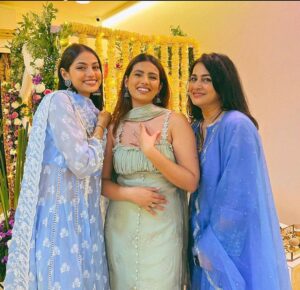 Pakhi Hegde Instagram - Happy daughters day ❤️❤️❤️❤️ 
@esha_shetty 
@aashnahegde @shlokashetty16 @khushihegde 
Feel so happy for each one of u, who’s making me so proud each passing day! Bappa has blessed me with the best daughters in the world ! What more can I ask for🙌❤️ 
Just pray for the best for u all😘 
love u all😘 #happydaughtersday 
#❤️❤️❤️❤️ 

#pakkhi #pakkhihegde #aashnahegde #khushihegde #shlokashetty #eshashetty 

Blue outfit : 

Styled : @tiara_gal @akansha.27
Outfit : @sayarishofficial @echo101pr
Assisted by : @stylebypriyankaa

Orange and pink outfit :

Styled by : @tiara_gal @akansha.27 
Assisted by : @stylebypriyankaa
Outfit - @arpitasulakshana
@stylebyriyajn